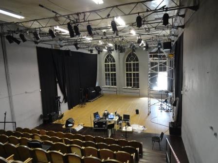 Kanuti Gildi SAAL hall with a lighting grid, arched windows and tiered seating