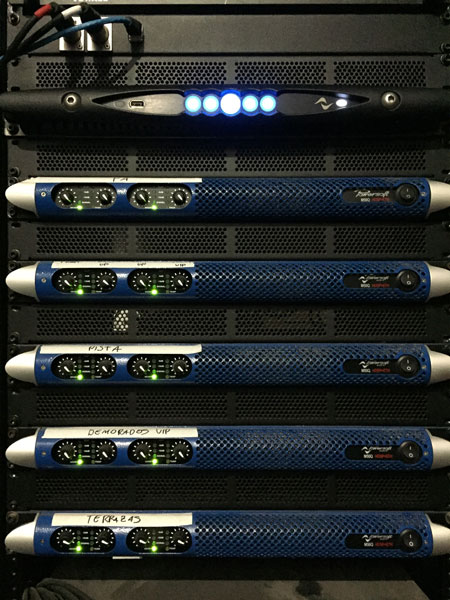 Rack with an X4 on top and five blue M50Q amplifiers labelled by zone, such as Pista and Terrazas